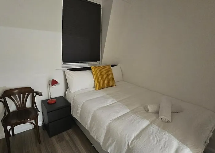 Earl\'S Court 2 Bed Terrace Flat