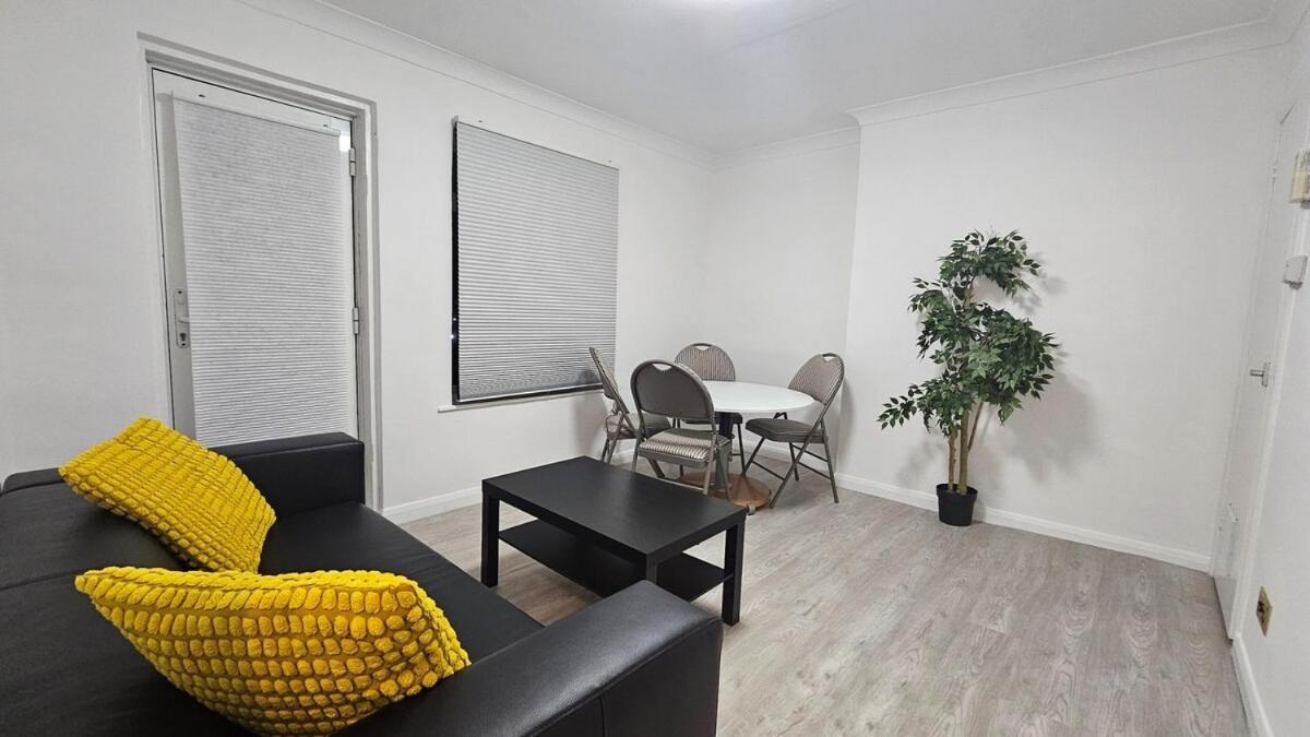 Earl's Court 2 Bed Terrace Flat * Londres