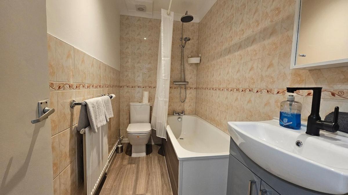 Earl's Court 2 Bed Terrace Flat *