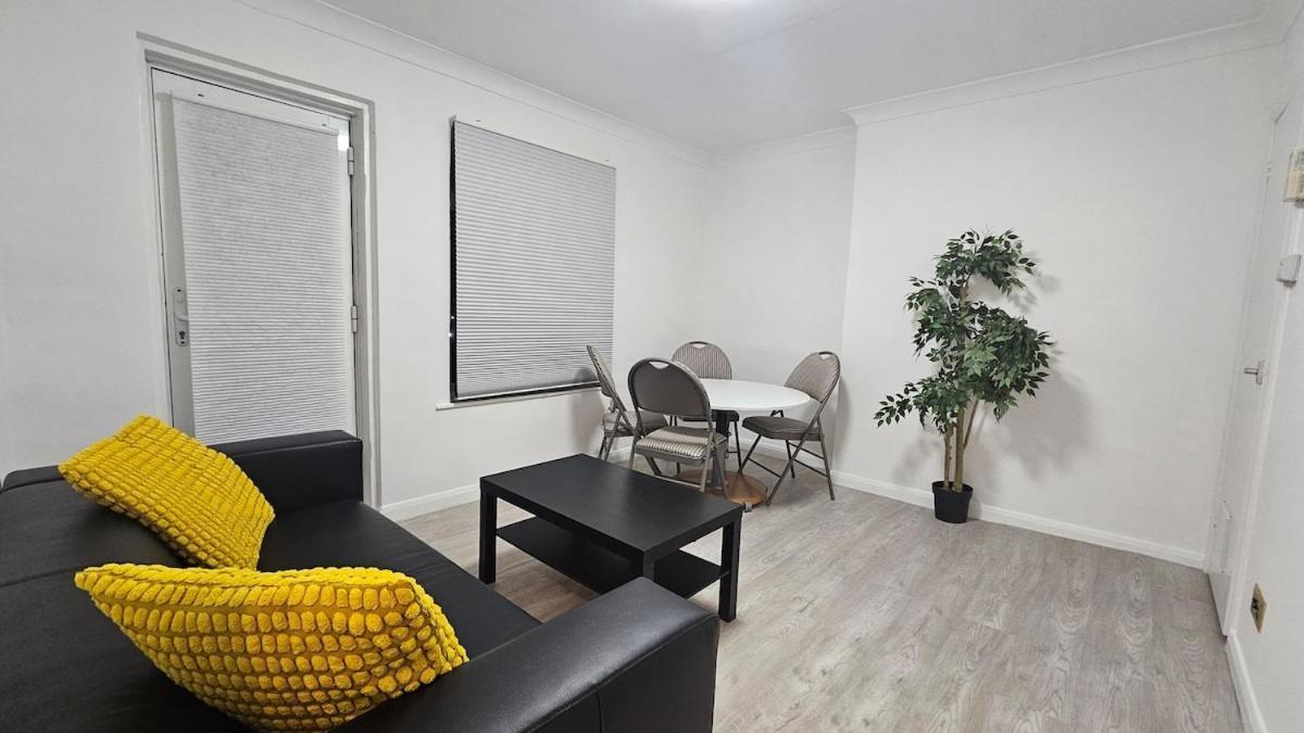 Earl's Court 2 Bed Terrace Flat Londres